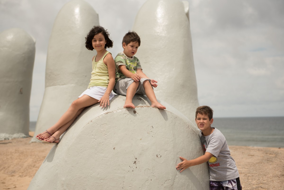 Crianças subindo nos dedos